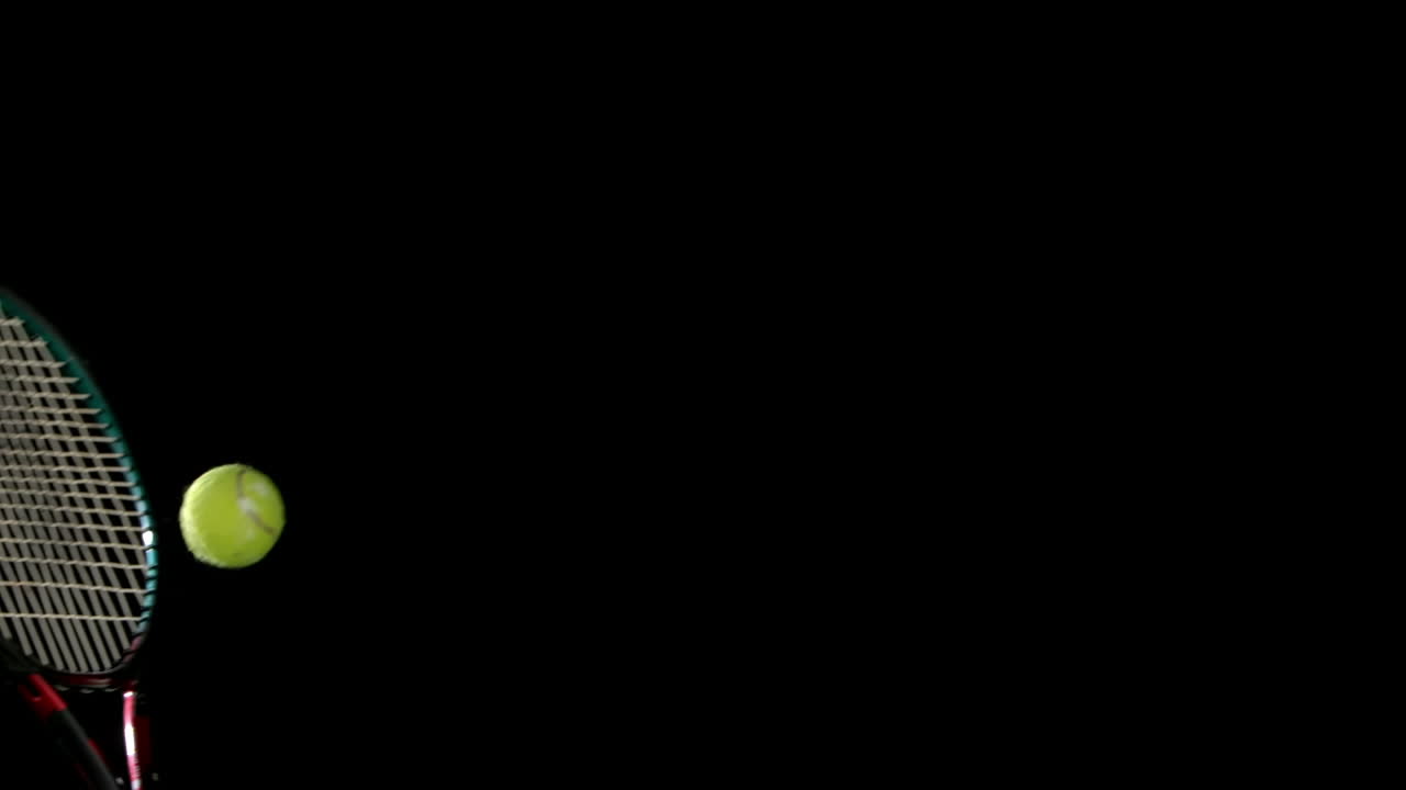 테니스 라켓 이 공 을 때리고 있다