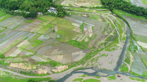 Luftaufnahme-Verschiedener-Landwirtschaftlicher-Grundstücke-In-Unterschiedlichen-Größen-Neben-Einem-Fluss