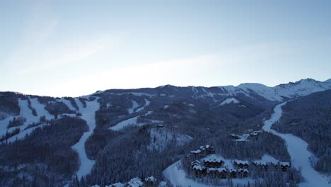 Vista-Aérea-De-Drones-Mirando-Hacia-Las-Pistas-De-Esquí-En-La-Estación-De-Esquí-De-Telluride