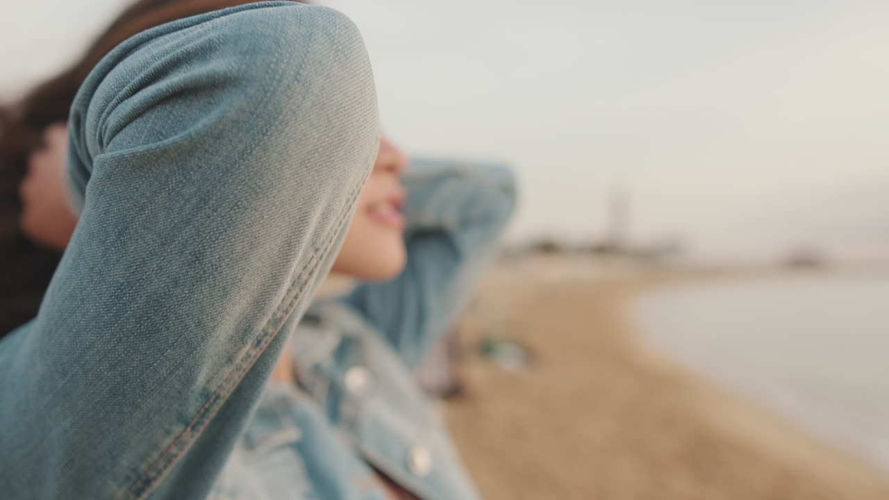 Donna su una spiaggia