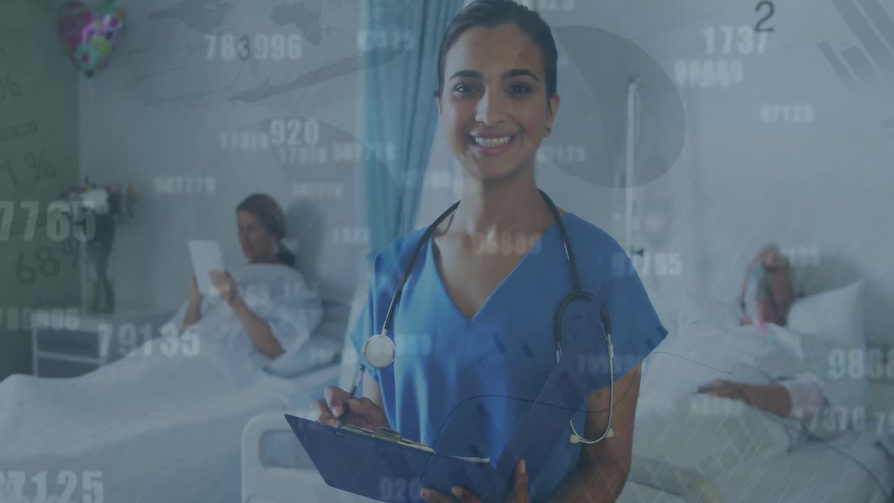 animación de números y procesamiento de datos sobre mujeres médicas biraciales con pacientes