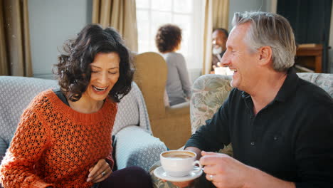 Pareja-De-Mediana-Edad-Sentados-Alrededor-De-Una-Mesa-En-La-Cafetería.