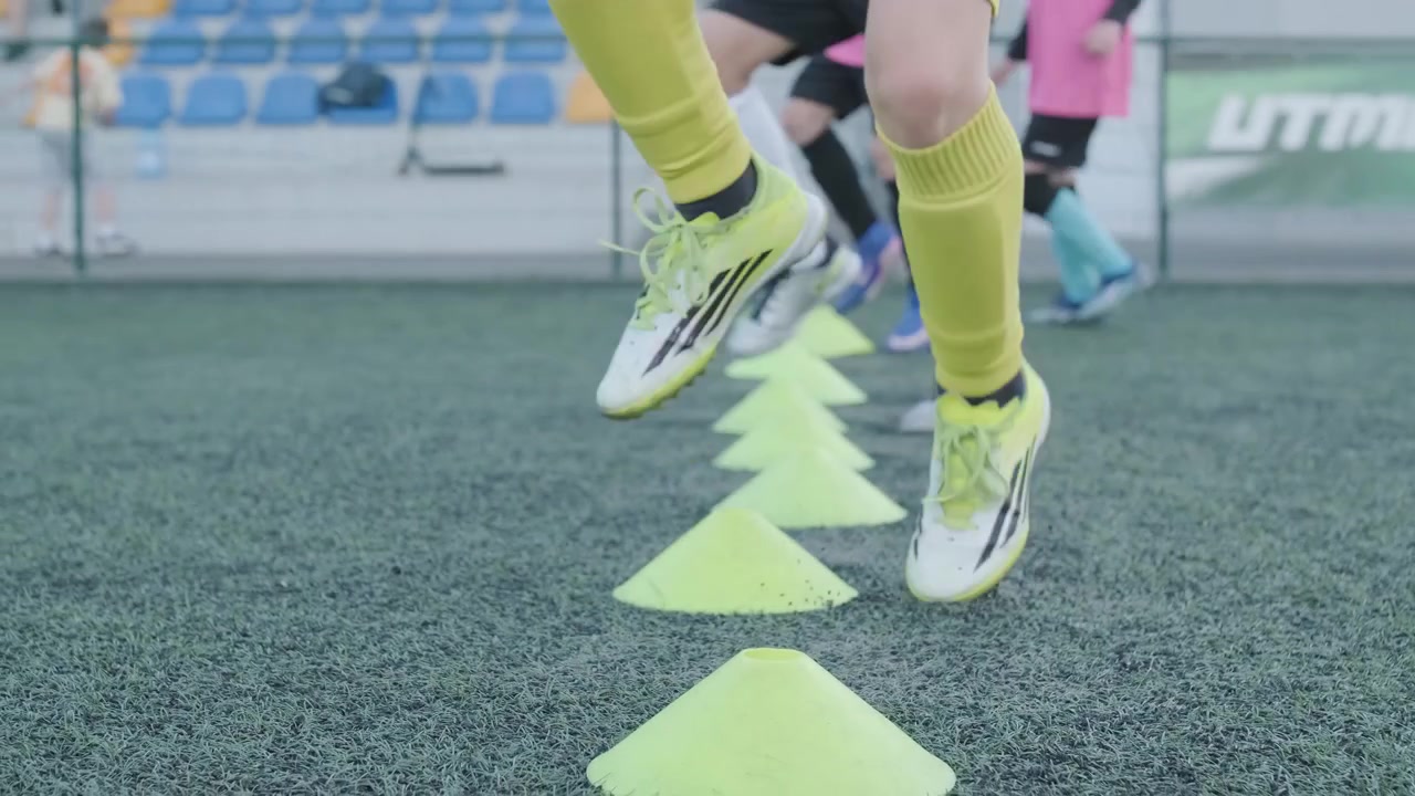 Unge fotballspillere som trener smidighetsøvelser på kunstgress