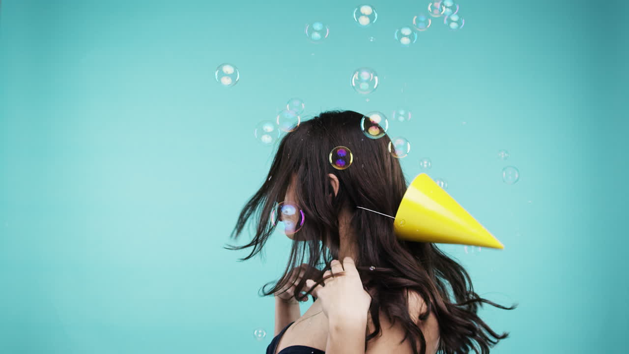 mujer con sombrero de fiesta y burbujas