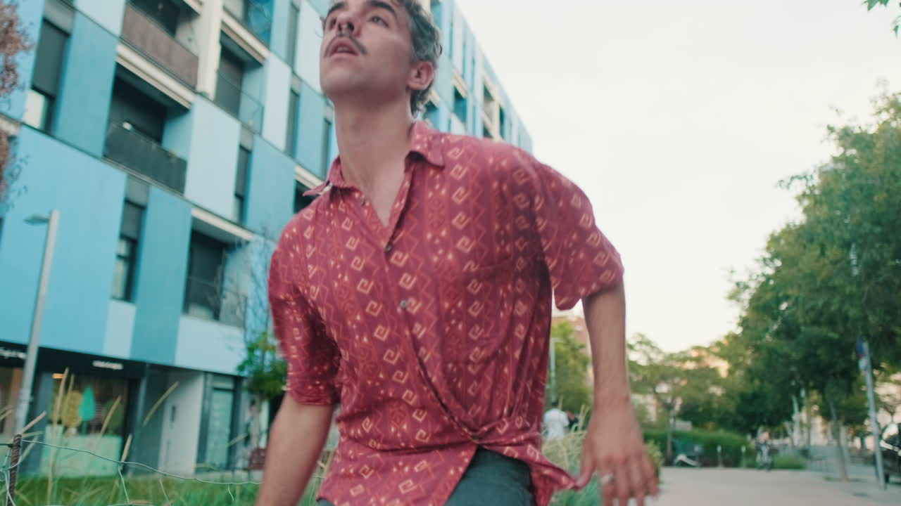 Un uomo all'aperto in un contesto urbano
