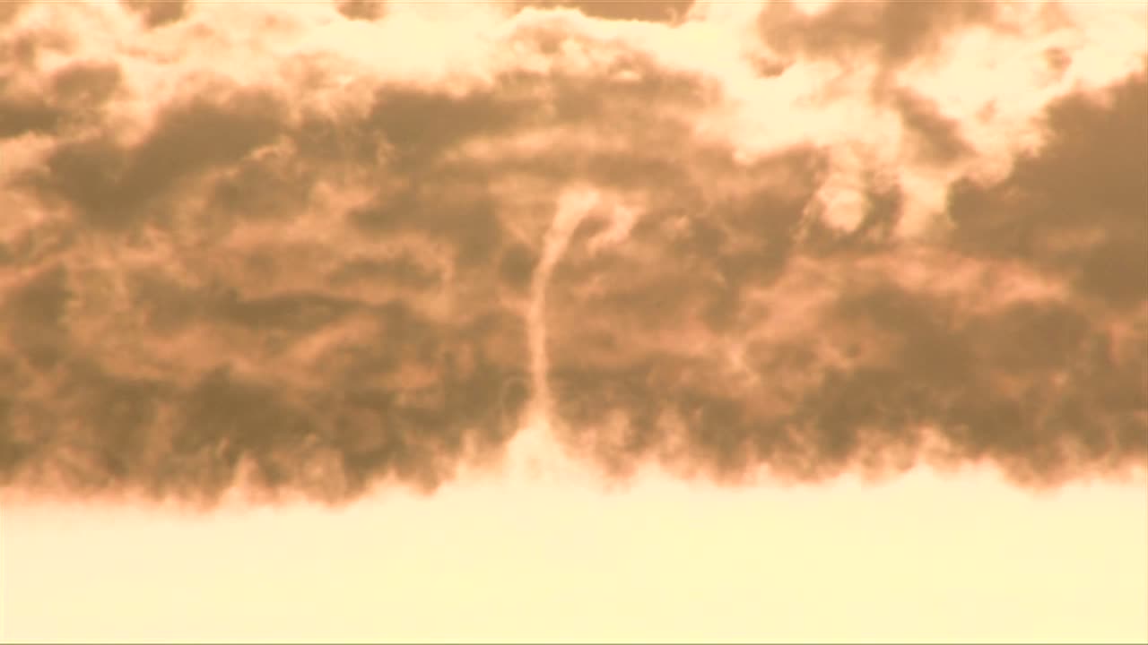 아침 햇살에 호수의 아름다운 신비로운 주황색 안개가 떠오른다 1