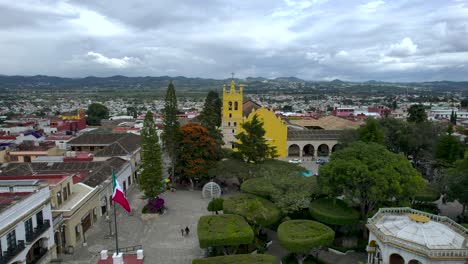 Frontale-Drohnenaufnahme-Von-Comitan,-Chiapas,-Mexiko-Hauptplatz-Während-Des-Sonnenuntergangs