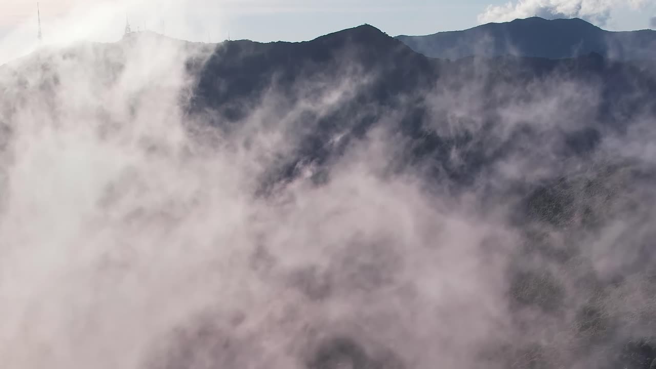 Montagne nebbiose a Malaga, in Spagna, nelle prime ore del mattino