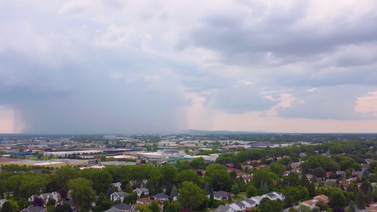 천둥 폭풍 을 겪고 있는 도시 의 공중 풍경