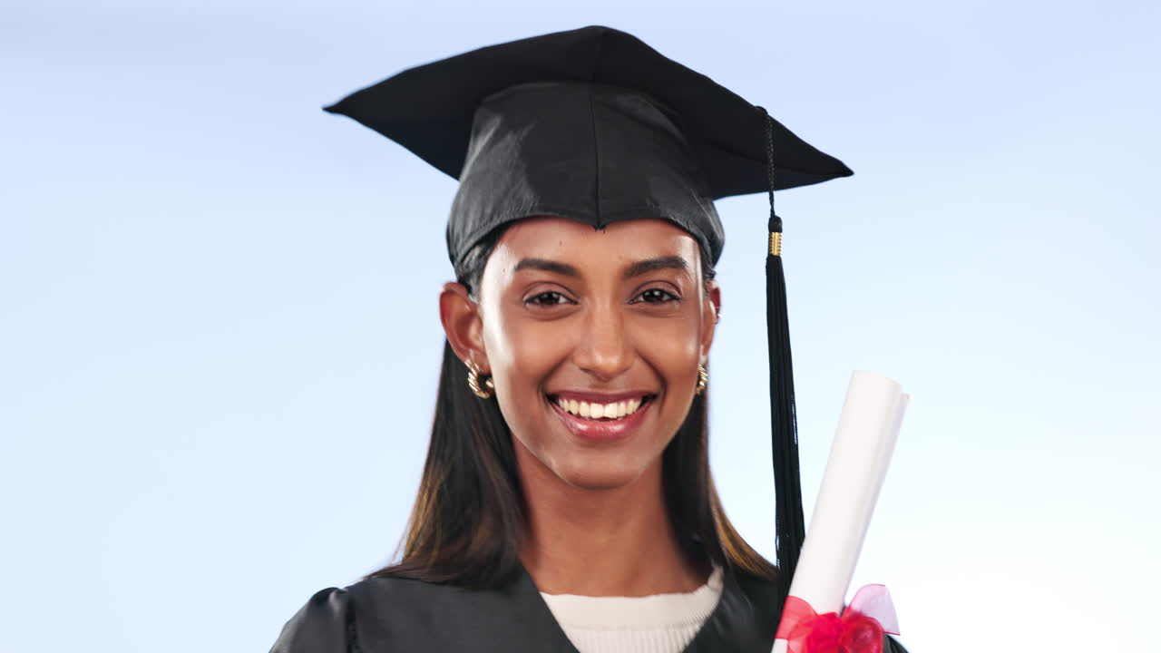 graduado, mujer y estudiante con diploma