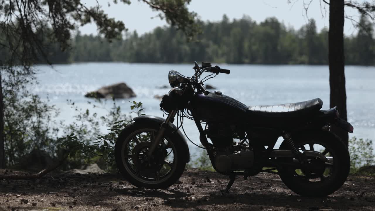 Yamaha SR 500 1980 in front of lake in Sweden, summertime