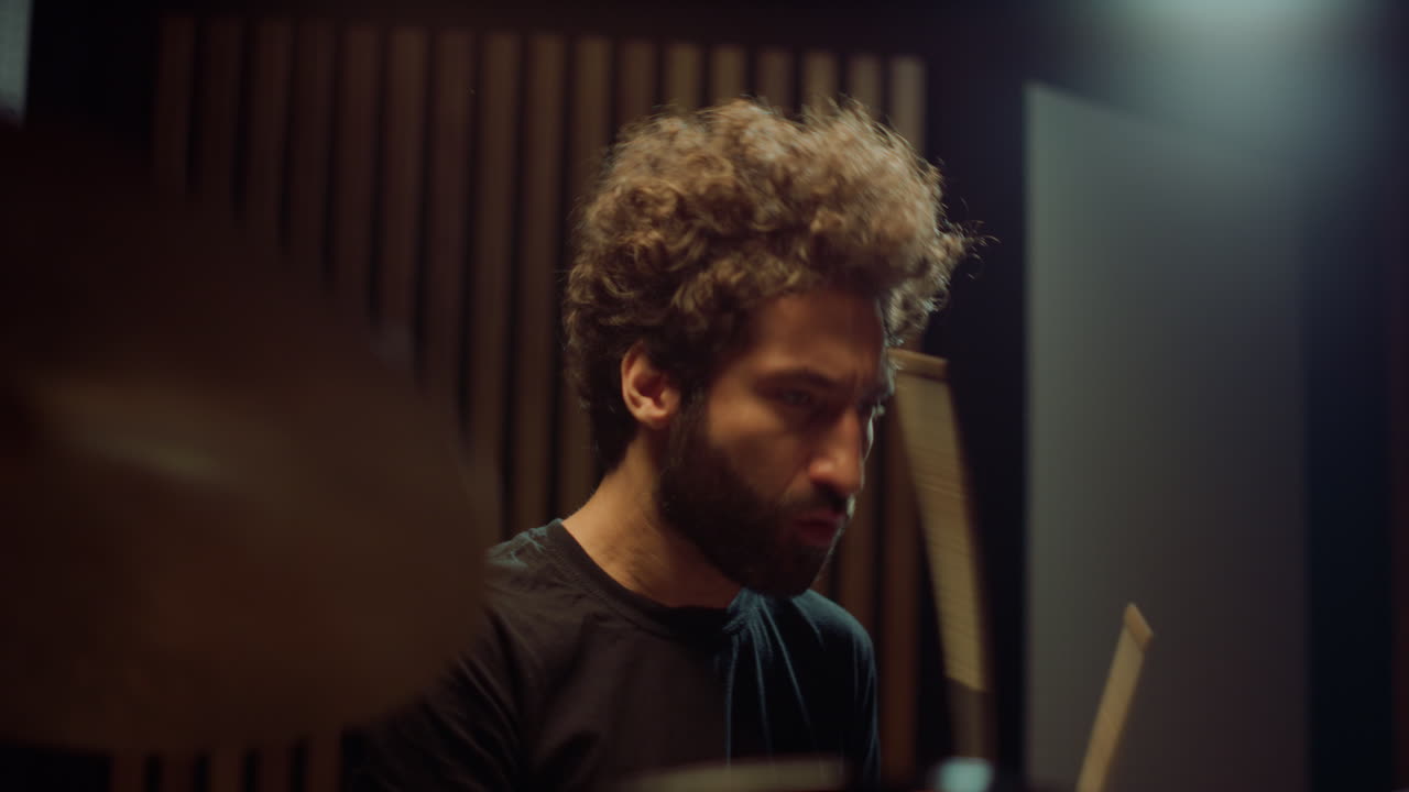 músico asintiendo con la cabeza en el estudio. baterista haciendo música rock en la sala de conciertos.
