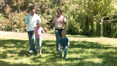 Familia-En-Cámara-Lenta-Corriendo-Juntos