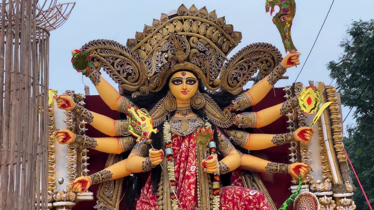 Close-up do ídolo de Durga, extremamente deslumbrante, em procissão de carnaval na Red Road em Kolkata, Índia. Durga Puja.