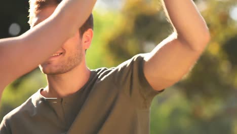 una joven pareja enamorada bailando al aire libre