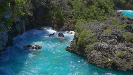 Una-Pequeña-Y-Encantadora-Cala-Costera-Situada-En-Un-Lugar-Impresionante-Y-Pintoresco-Durante-El-Día