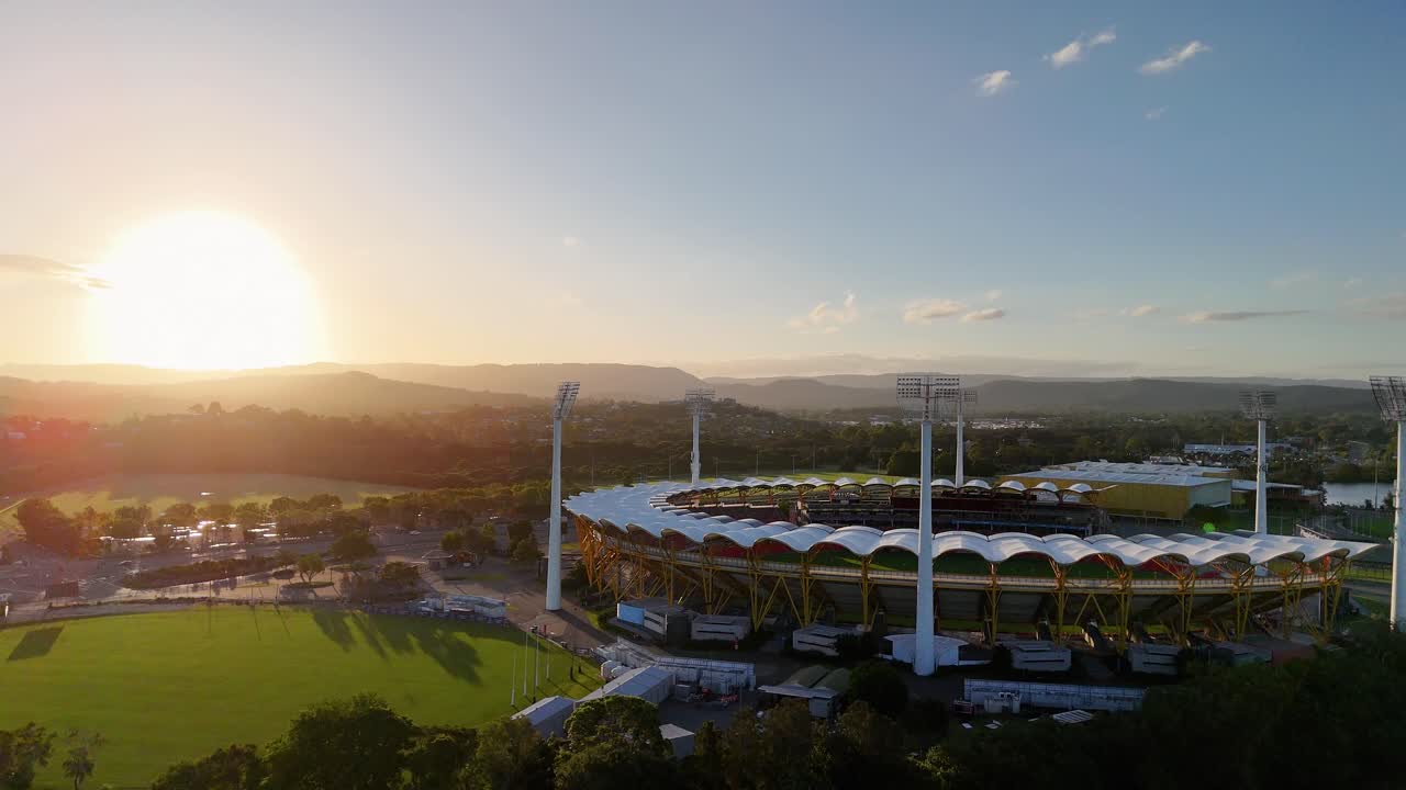 경기장 과 강 위 에서 해 가 지는 모습