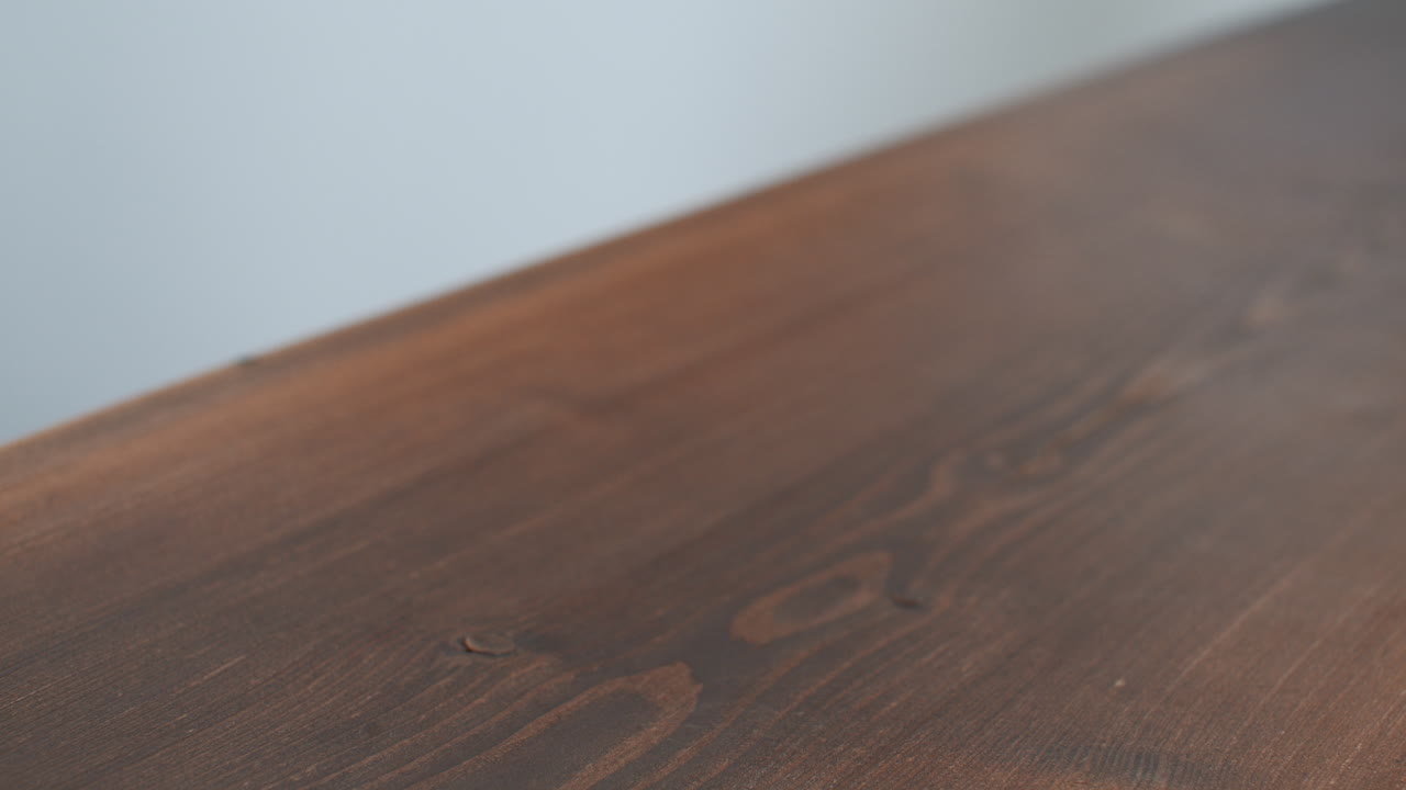 manos intercambiando una llave