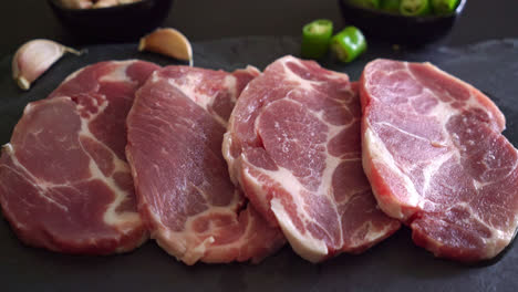 Cuello-De-Cerdo-Fresco-Crudo-O-Cuello-De-Cerdo-A-Bordo-Con-Ingredientes-Para-Marinar