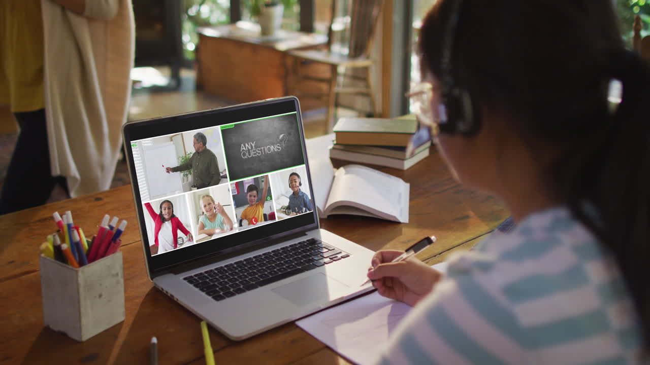 estudiante que usa una computadora portátil para una lección en línea en casa, con un maestro y una clase diversos en la pantalla
