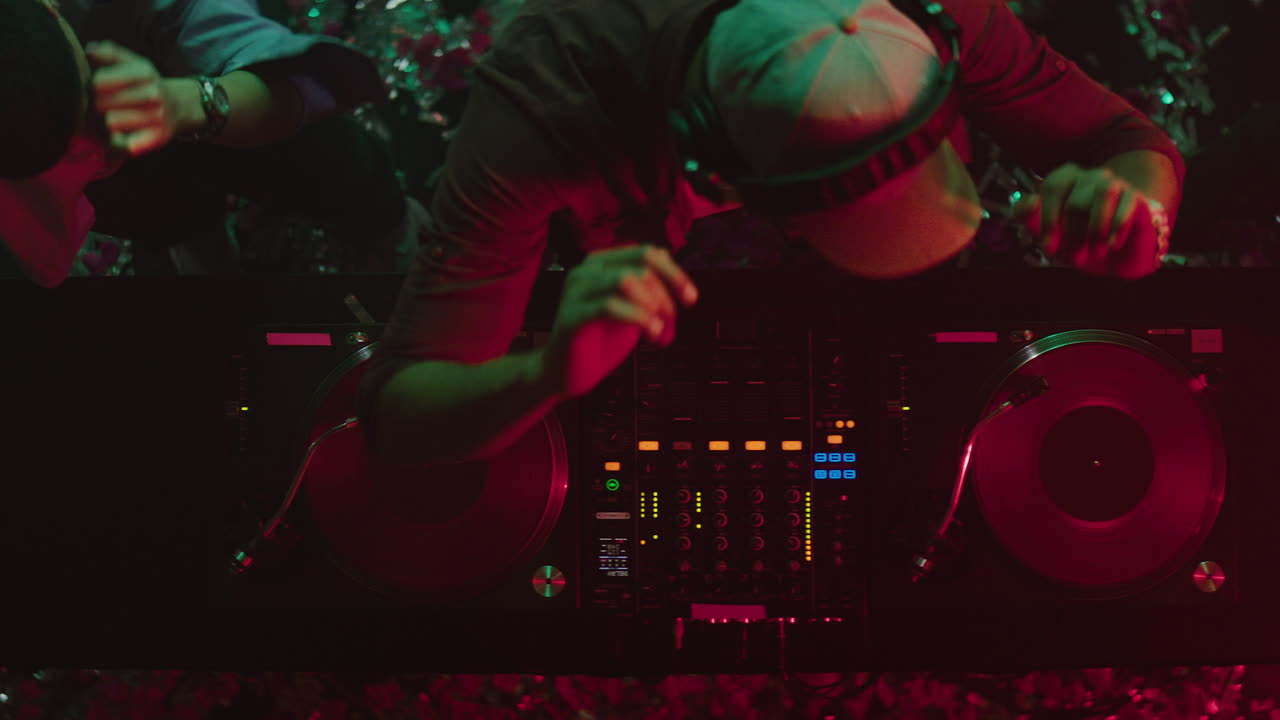 actuación de dj en un club nocturno