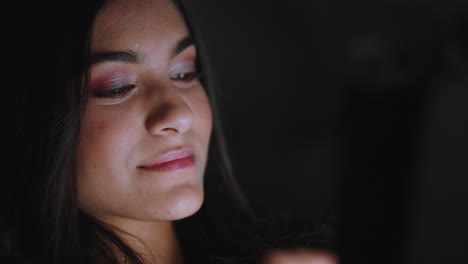 hermosa adolescente usando una tableta viendo entretenimiento por la noche navegando en línea disfrutando de una noche relajante