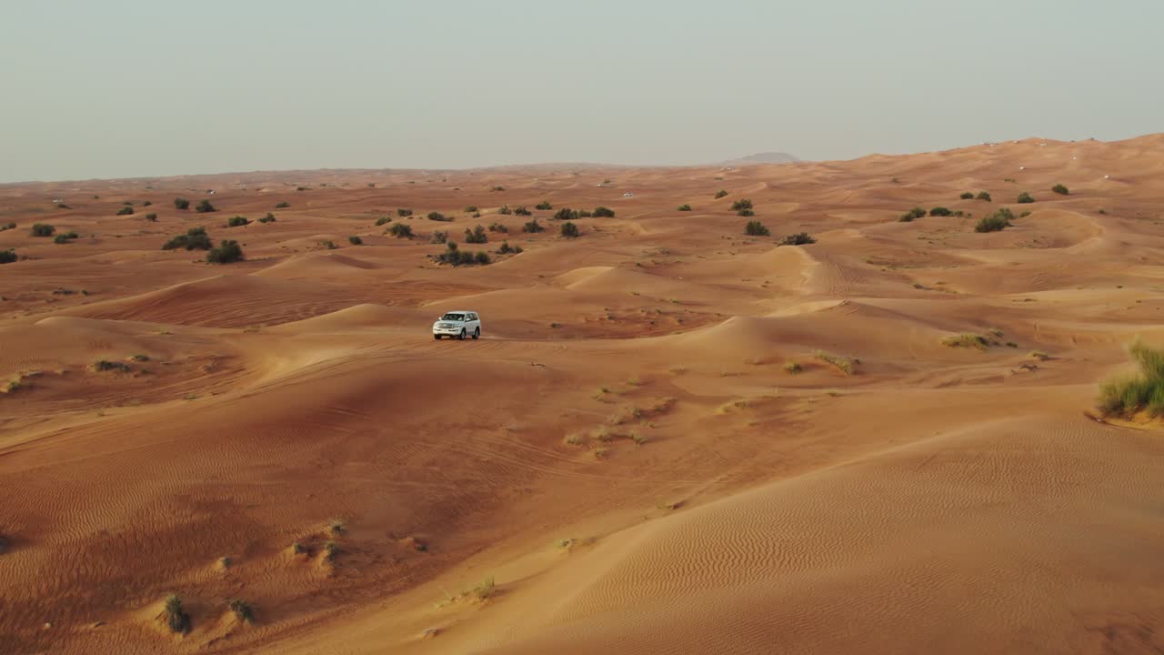 사막에서 4x4 차량