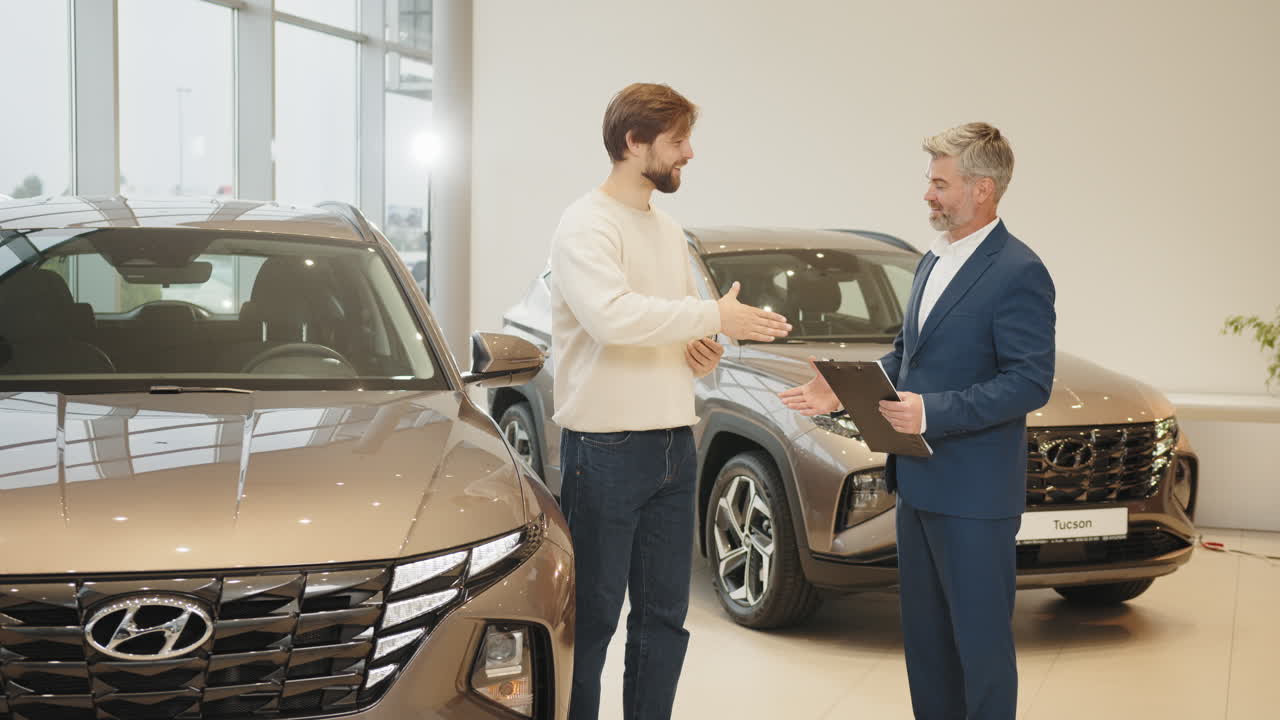 vendedor de un concesionario de automóviles que se reúne con un cliente