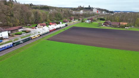 La-Locomotora-De-Vapor-Eb-3-5-5810-En-Lyss-As-Whisky-Tren-Con-11-Vagones-En-La-Región-De-Selandia-En-Suiza-Por-Aire