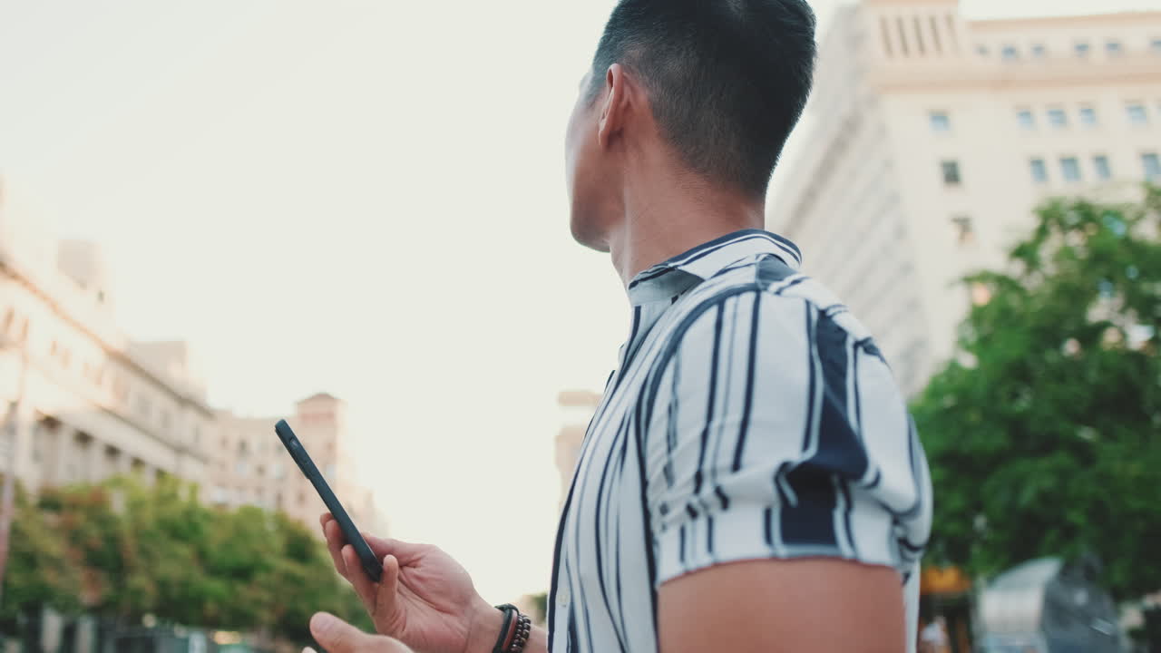 도시에서 전화를 사용하는 남자