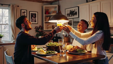 amigos disfrutando de una cena