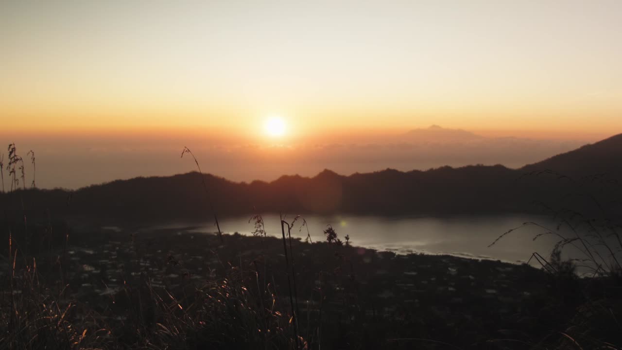 toma estable del amanecer del monte batur desde un punto de vista alto con espacio de copia