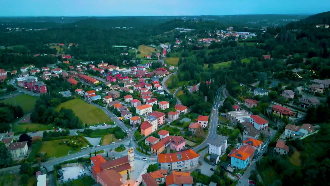 4K letecké video z dronu vil a statků ve vesnici Cavallasca, Itálie za letního večera.