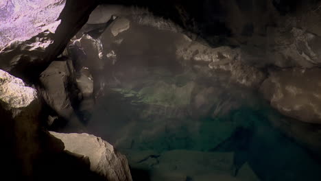 Dentro-De-La-Cueva-Grjotagja---Una-Pequeña-Cueva-De-Lava-Con-Aguas-Termales-Cerca-Del-Lago-Myvatn-En-Islandia