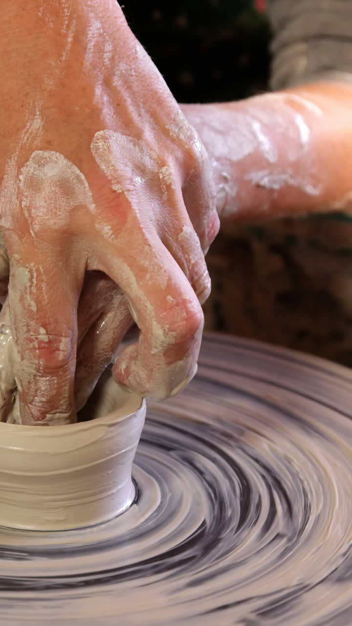 una alfarera ayudando a una niña