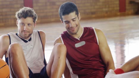 Jugadores-De-Baloncesto-Interactuando-Mientras-Se-Relajan-En-La-Cancha