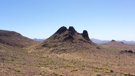 Inclinación-Aérea-Hacia-Abajo-Desde-Una-Colina-Solitaria-Hasta-El-Desierto-Abierto-Hasta-El-Suelo-Del-Desierto-Sonorense-En-La-Reserva-India-Del-Río-Salado-Pima,-Scottsdale,-Concepto-De-Arizona:-Desierto,-Variedad,-Desolado