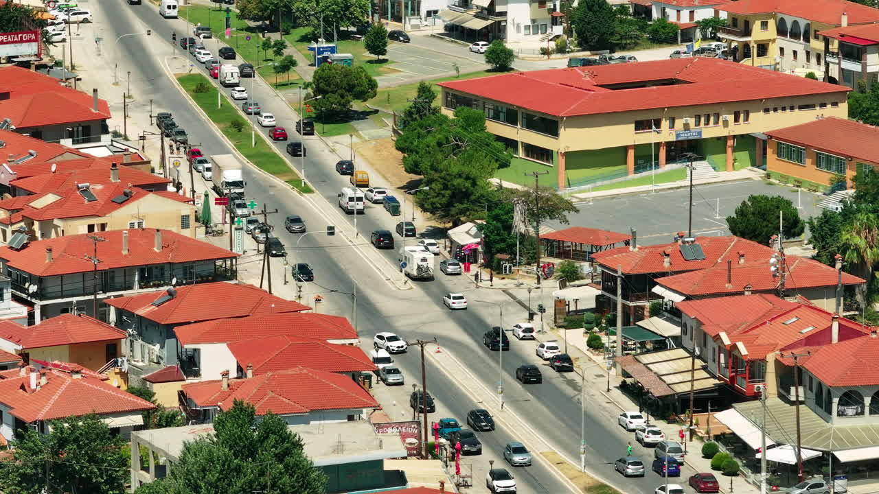 vista aérea de una calle en una ciudad de grecia