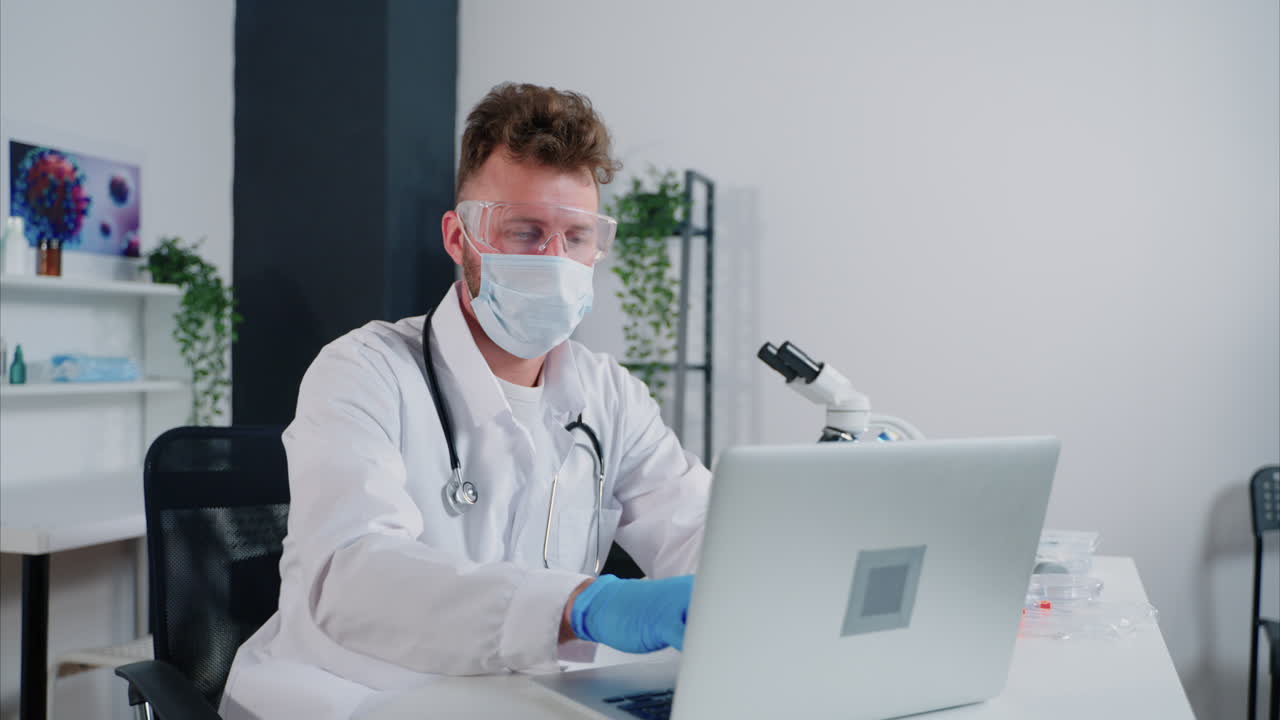 científico trabajando en una computadora portátil en un laboratorio