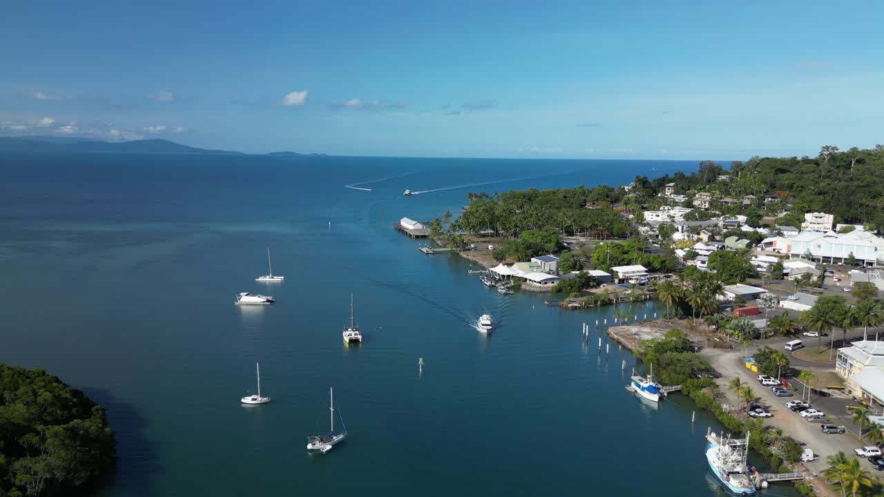 vista de avión no tripulado con vistas al parque marino de la gran barrera de arrecifes desde el puerto douglas crystalbrook superyacht marina