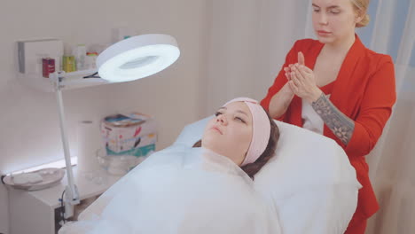 mujer recibiendo un tratamiento facial en un spa