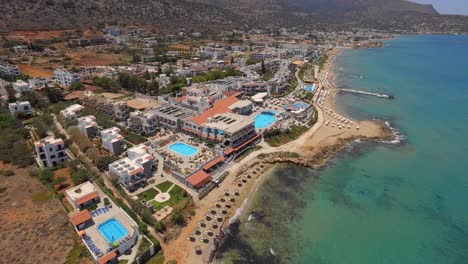 Die-Touristenstadt-Stalis-Mit-Strandbädern-Im-Sommer