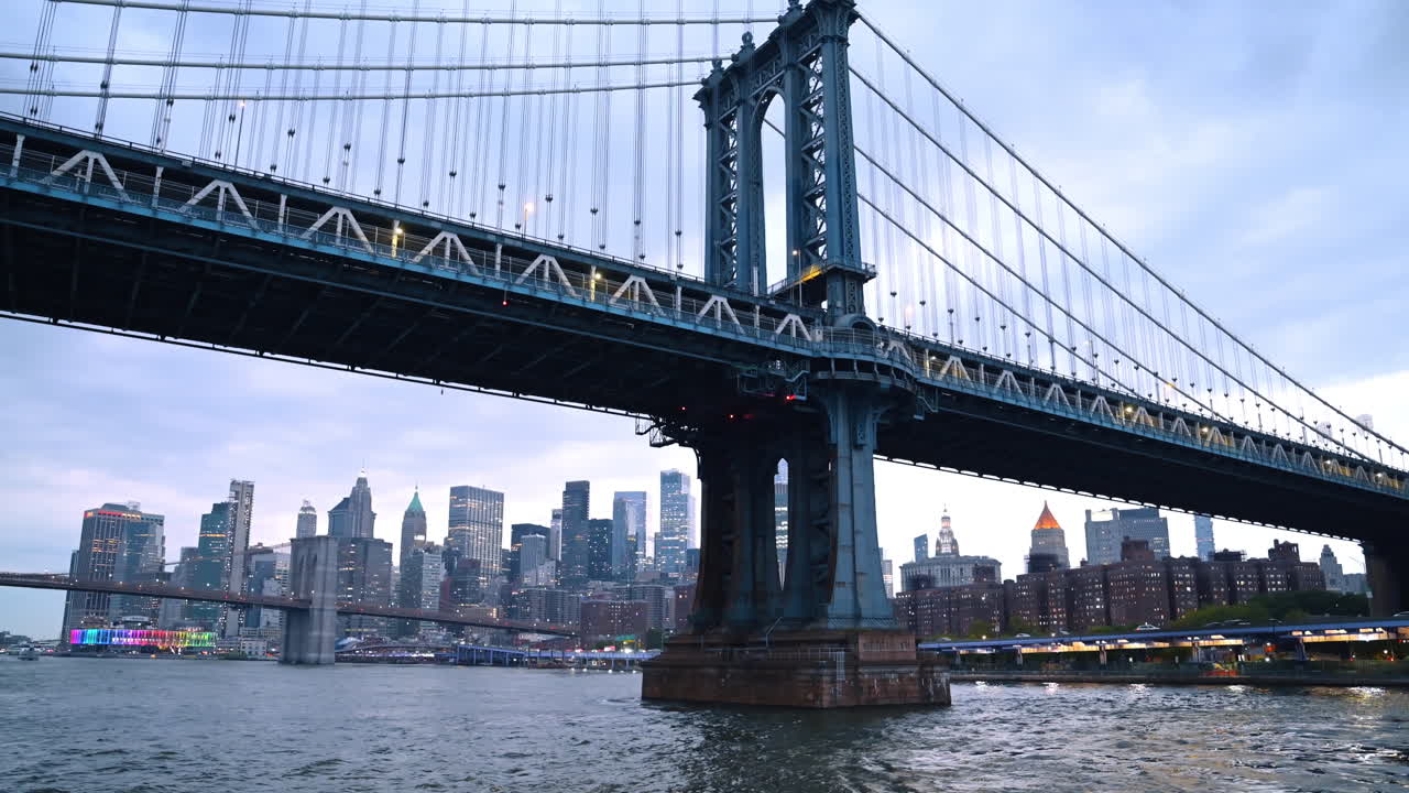 Ponte de Manhattan sobre o East River com o horizonte de Nova York. A Ponte de Manhattan se estende sobre o East River com os arranha-céus de Manhattan