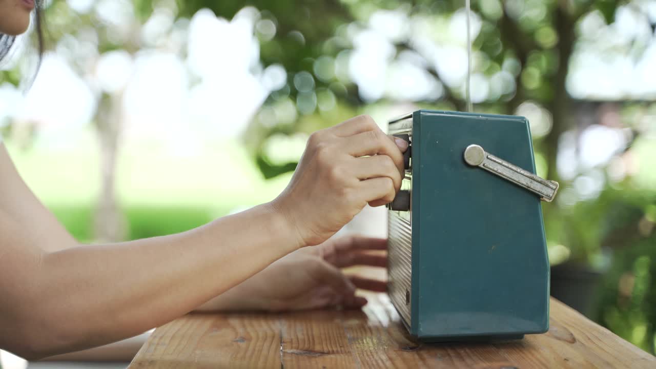 오래된 휴대용 또는 작은 아날로그 라디오 송신기