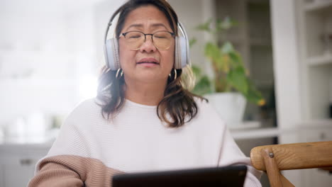 Baile,-Auriculares-Y-Mujer-Madura-Cantando