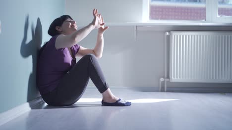 una mujer loca, un paciente mental.