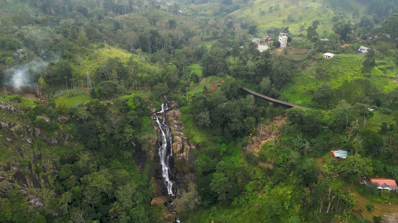 Gran cascada en plantaciones de té y un puente ferroviario en Ella - Sri Lanka
