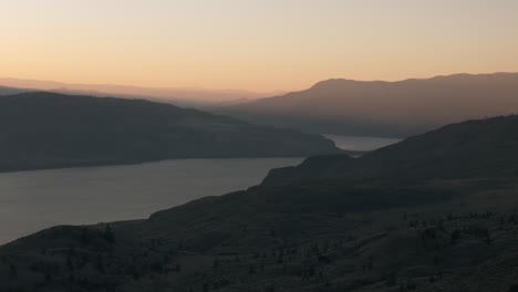 Wüstenoase:-Schweben-über-Kamloops-See-Und-Landschaft