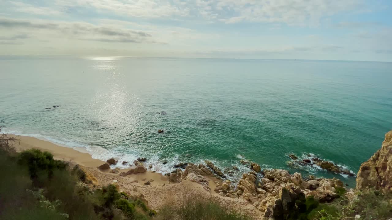 hermosa playa paradisíaca en la costa mediterránea del maresme barcelona vista aérea agua azul turquesa con rocas naturales
