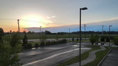 levantándose, revelando un vehículo conduciendo y una hermosa puesta de sol